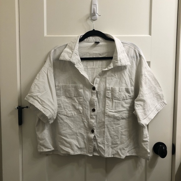 𝐖𝐡𝐢𝐭𝐞 𝐁𝐮𝐭𝐭𝐨𝐧 𝐔𝐩 𝐂𝐫𝐨𝐩 𝐓𝐨𝐩 - Picture 1 of 2